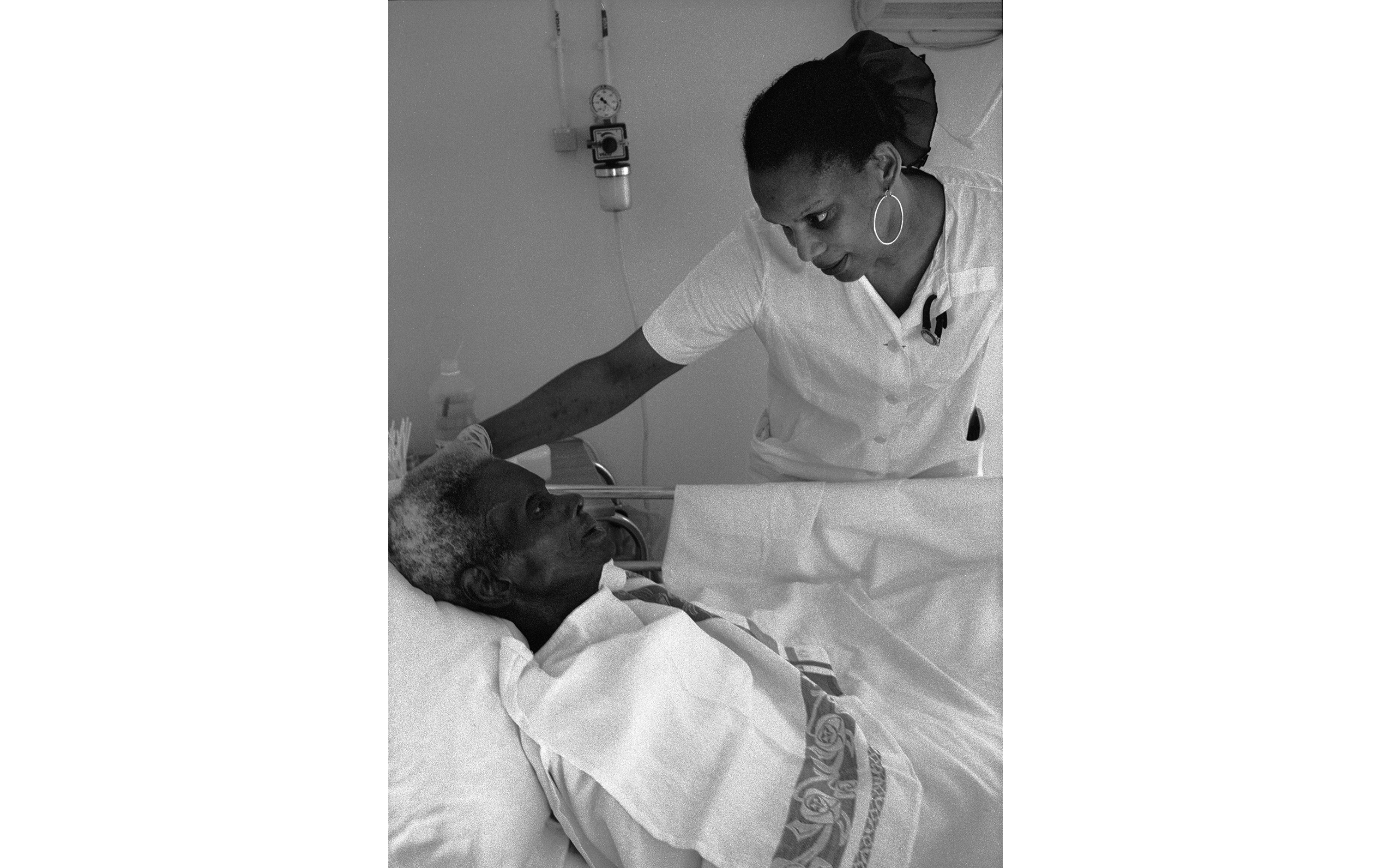 Une infirmière discute avec un malade.
