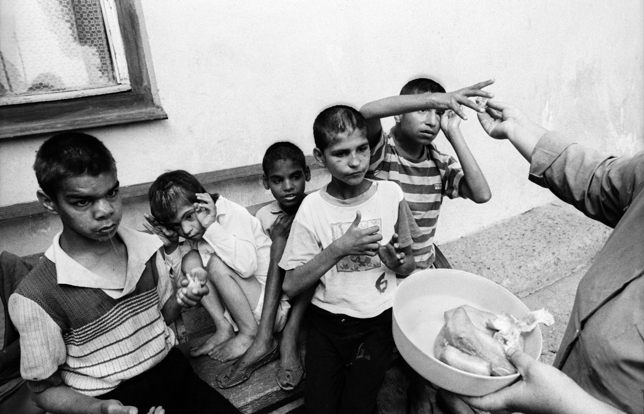 Les enfants se précipitent sur un arrivage de beignets. La nourriture est rare dans l’orphelinat d’Horia isolé en pleine campagne.